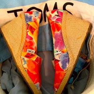 Toms floral wedges